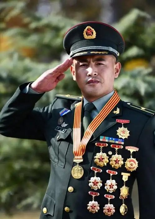 戴满军功章的李庆昆 图自人民网