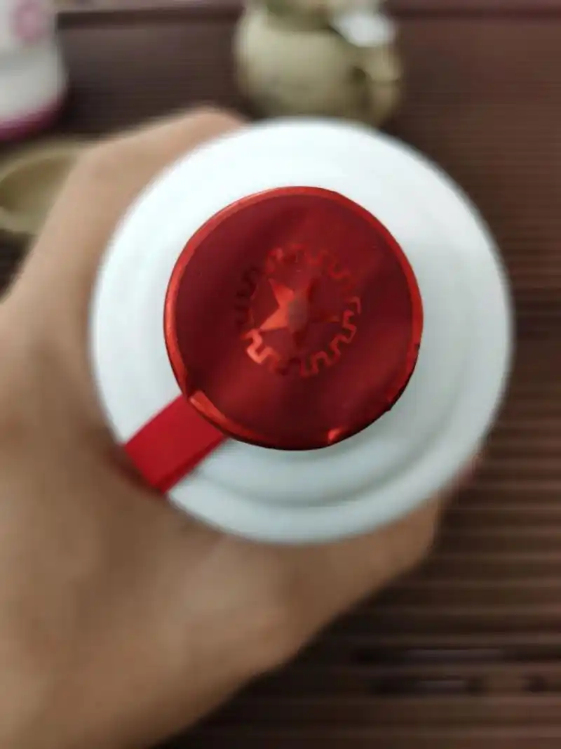 白瓶茅台 我爸朋友送的茅台,瓶子什么东西都没贴,是不是假的?