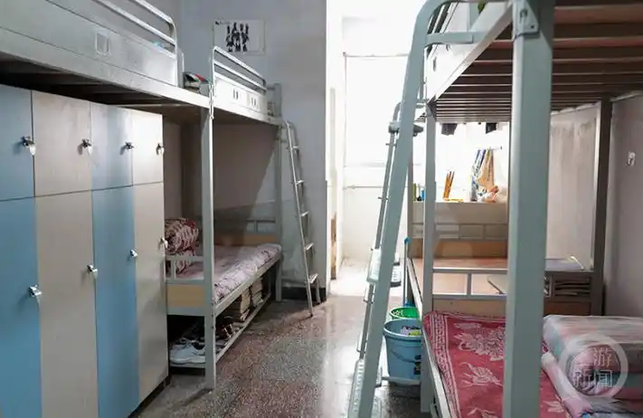 凤鸣中学学生宿舍新更换的双层不锈钢床.