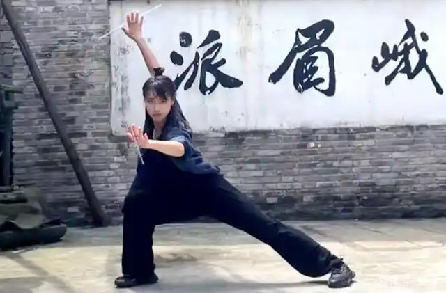 峨眉凌云粉丝超2000万,陈赫请为座上宾,常扮周芷若发扬峨眉武术