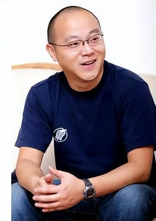 窦唯,曾是风靡全国的黑豹乐队主唱,他的名字更是响彻整个流行乐坛