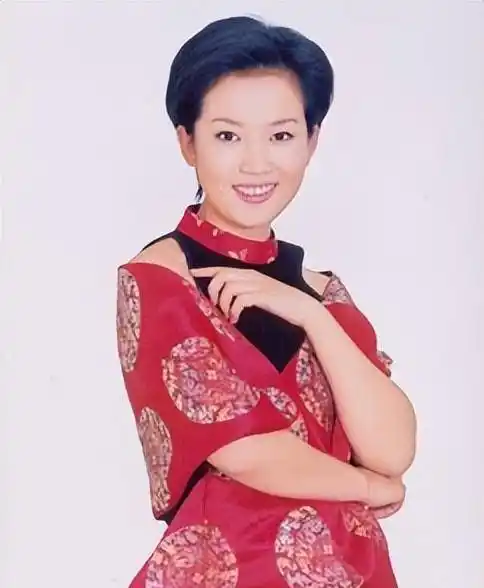 王端端:冬奥会闭幕主持,人称新闻一姐,如今44岁风采依旧_舞台_生活