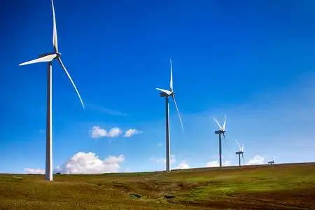 风车动态在绿色的草原上的风车.西班牙照片