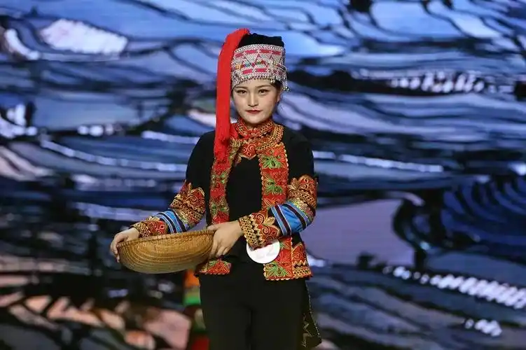 哈尼族服饰-哈尼族服装-哈尼族服饰定制-哈尼族服装订做-霓裳民族服饰