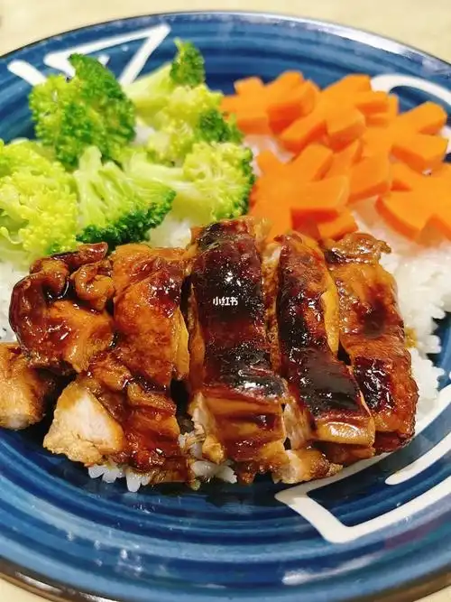 照烧鸡腿饭做法:鸡腿去骨洗净,放入2勺料酒,几块姜片,腌制十分钟.