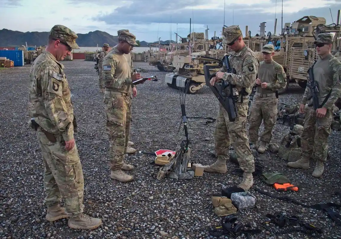 这个十个步兵师从作战用途上可分为用于大规模正面对抗的重型装甲师