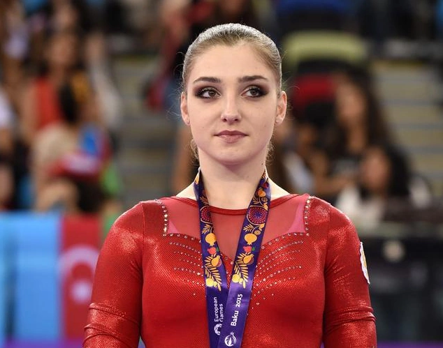 她是体操最美女神,26岁嫁1米58丈夫,结婚2年生1孩,身材仍然好_周捷