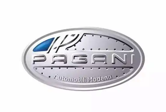 所以车款也较为少见,帕加尼的车标也很有设计感,采用椭圆形的样式