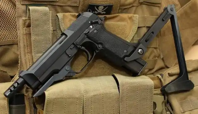 贝瑞塔93r手枪,是意大利制造的一种很特殊的手枪,该手枪的外观与其它