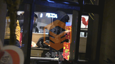 郑爽被爆街边流泪 但是爽妹纸明明笑起来很美|郑爽|胡彦斌|郑爽哭