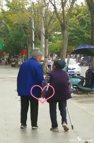 赣州街头拍下的,一对九旬老夫妇牵手逛街,是爱情的样子没错了!