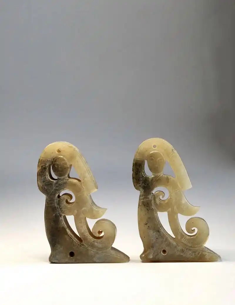 长袖折腰  汉代玉舞人(一对) 高5.6cm 	 玉色淡黄,黑褐色沁,熟润细腻.