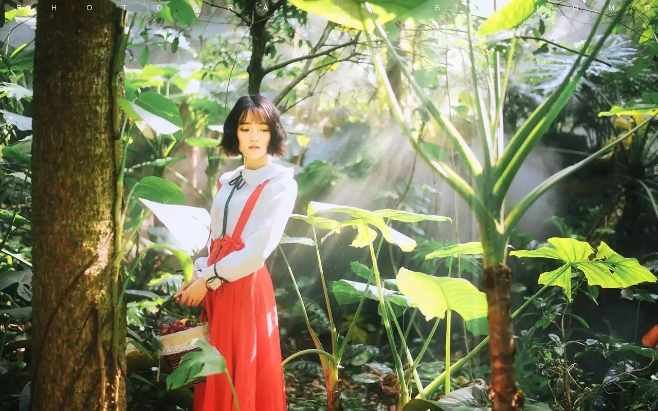 短发美女森系写真桌面壁纸