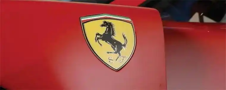 1,法拉利:法拉利的车标是一个黄色的盾牌型车标,这个黄色的盾牌内部有