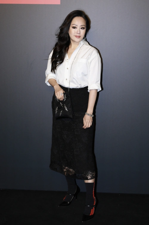 原创章小蕙出席活动贵气逼人,戴巨型钻戒穿抹胸装,直言90岁也这么穿