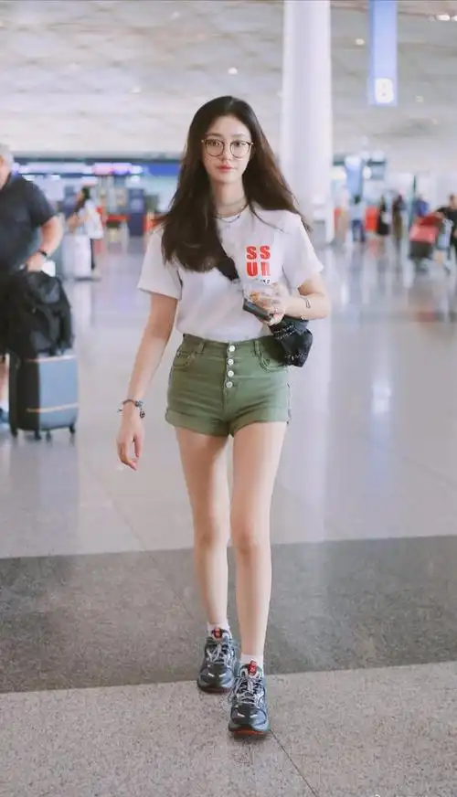 林允为显腿长拼了三分短裤挽成两分却意外暴露身材缺陷