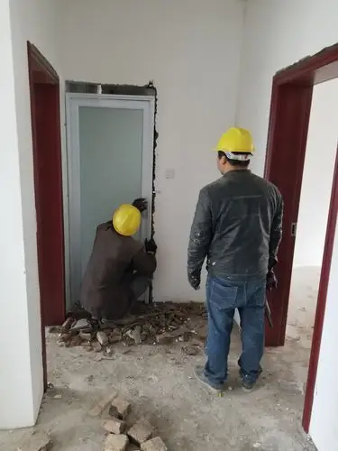 卫生间门安装4人