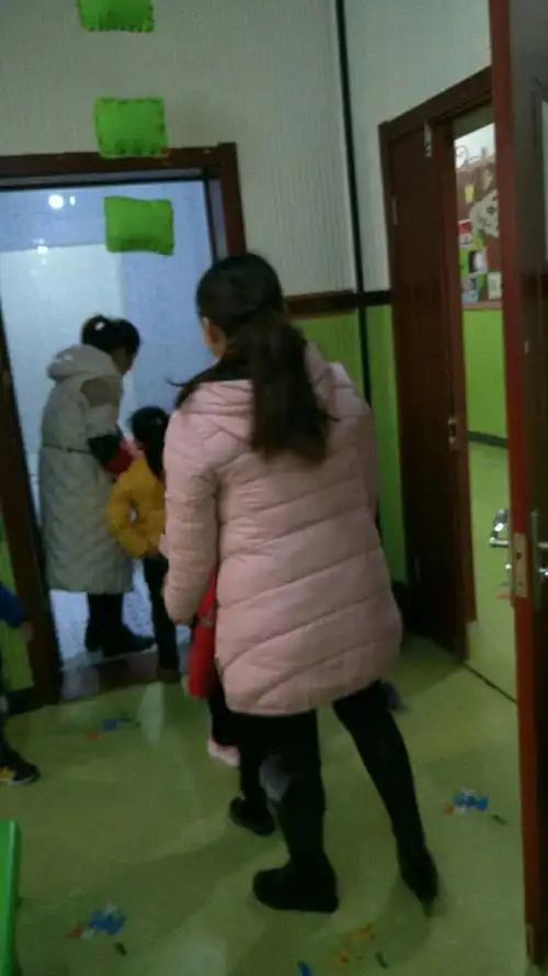 小女生听着老师的安排有序排队上厕所,一个个都很乖呢