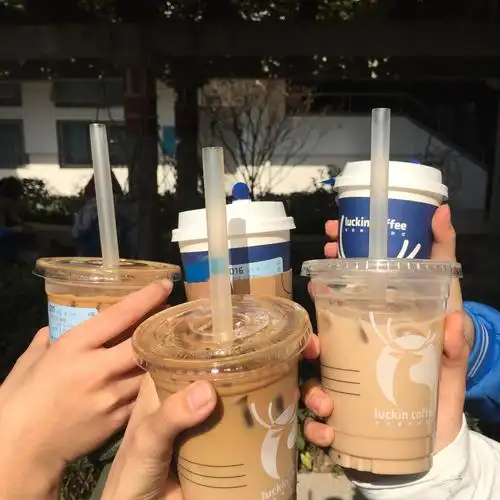 好像快点开学想和小姐妹一起喝着奶茶唠嗑