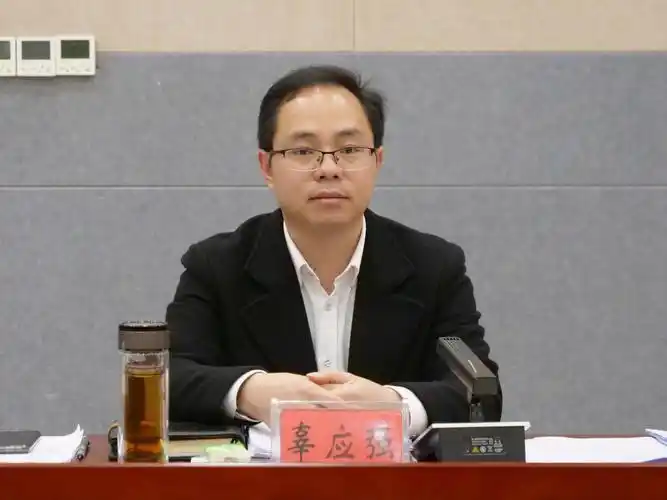 江口县第十七届人民政府第2次常务会议召开