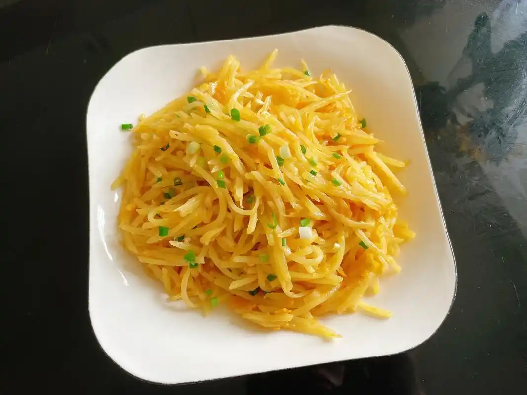 超简单【咸蛋黄土豆丝】,好吃!