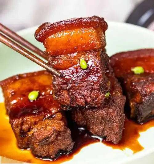 直接夹上一大块红烧肉,没有想象中的油腻,入口满是香糯与油润,配上