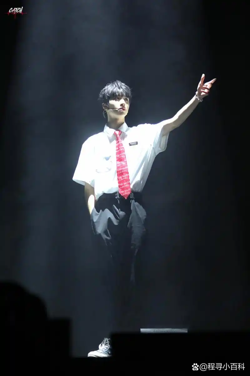 时代少年团白衣黑裤合集,谁又帅到了你的心巴上?