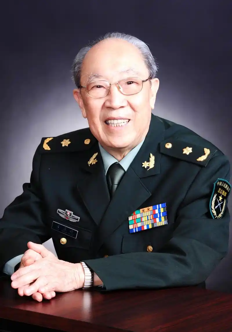 97岁"中国肝胆外科之父"吴孟超今天院士退休,从医70年,救治1.