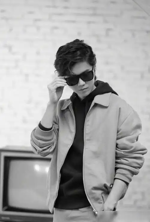 鹿晗近日登上ellemen睿士杂志封面,四月份也是鹿晗的生日月