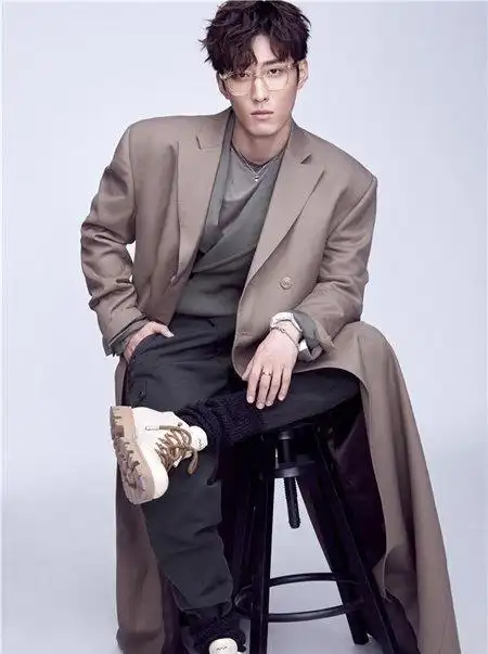 窦骁风衣掀起秋日新时尚 窦骁短烫发前卫潮流