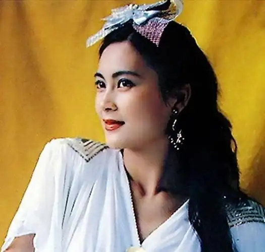 红极一时被称民族之花,齐秦对她一见钟情,今51岁风韵犹存仍未嫁