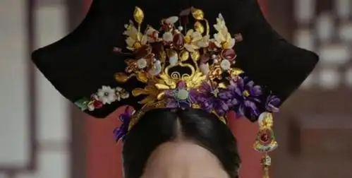 看如懿传中5款奢华的旗头猜剧中五位贵妃最低调的还是第三位