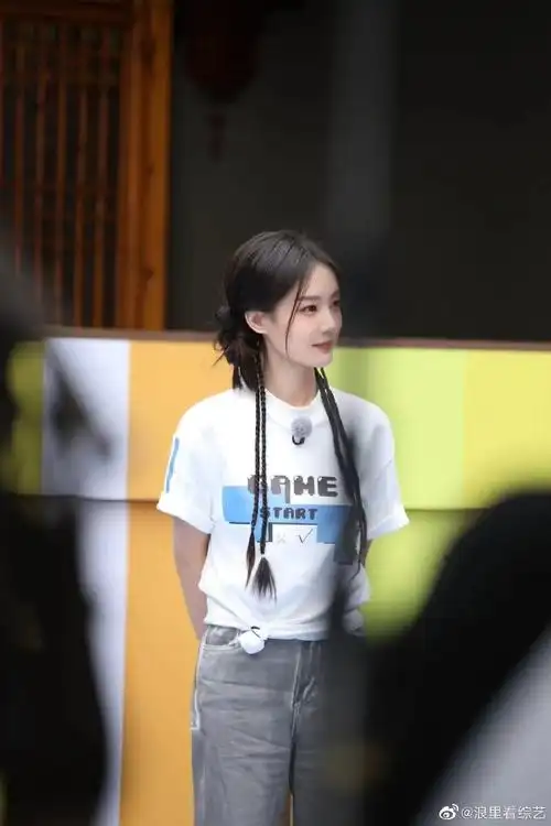 双丸子头麻花辫精致又甜美,李一桐和甜妹风格适配度好高