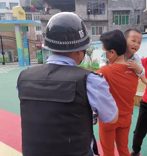 保安及时赶到把坏人给捉住