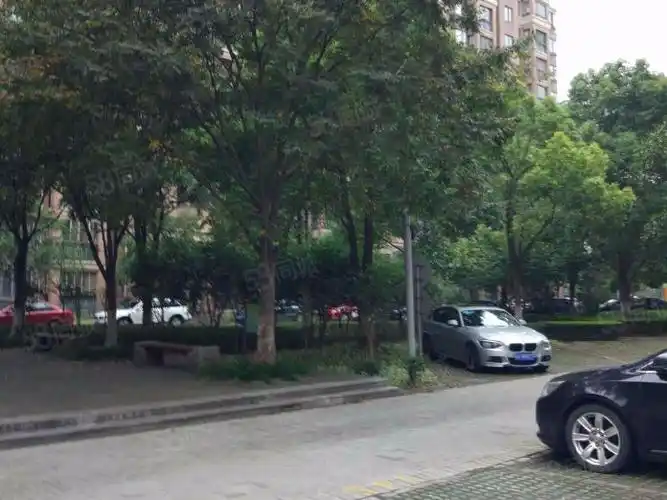 近巨峰路地铁站价格好谈小区绿化好周边生活便利