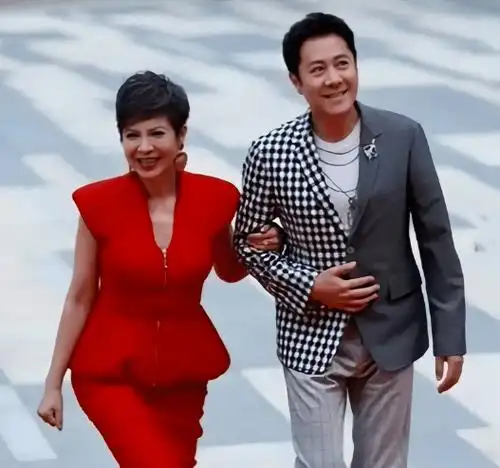 秦娟追了蔡国庆8年,终因真心打动了他,婚后又为他生了两个儿子_生活