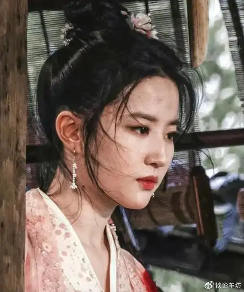 白皙的皮肤,生图也很抗打,肉眼可见地仙气十足,果然明星现实中比荧幕