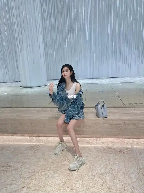 点击看美女穿巴黎世家