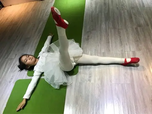 基本功部分:压前腿,压旁腿,压后腿,竖叉,横叉,地面踢前腿,地面踢旁腿