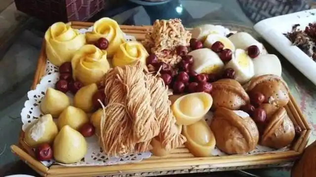 样式各异的满族餐点