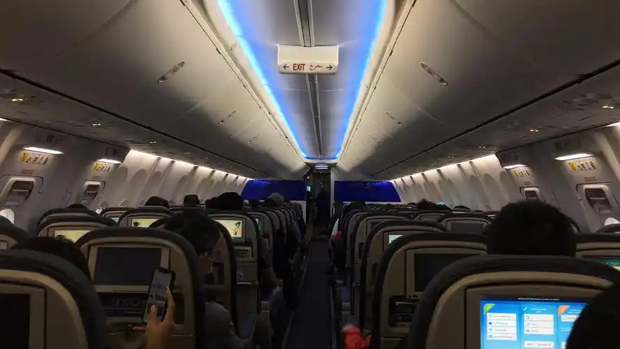 飞机于当晚20:10到达迪拜机场.