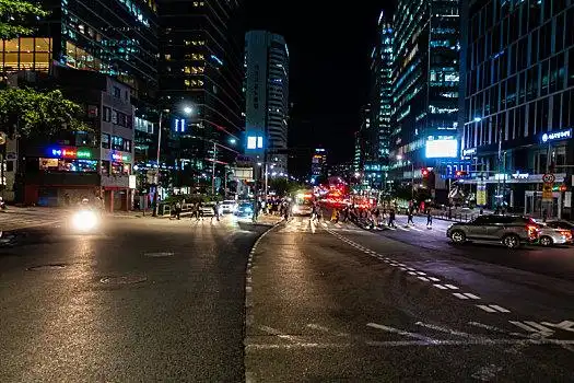 韩国首尔明洞街头交通夜景风光