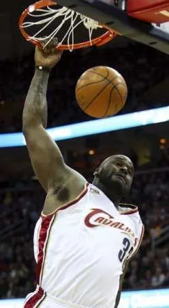 图文:[nba]骑士胜小牛 奥尼尔暴力扣篮