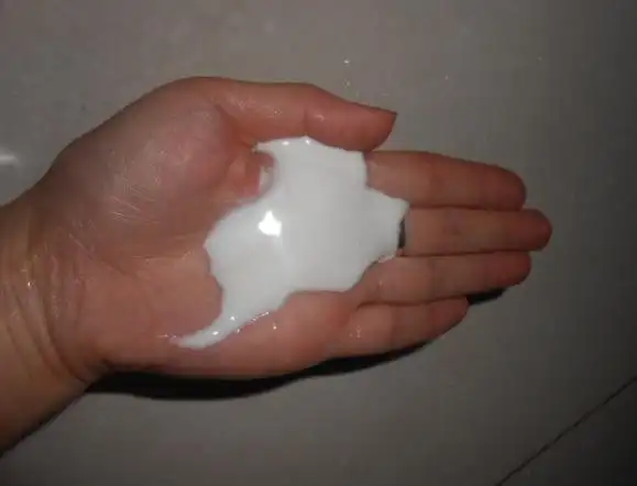 挤出来的乳液是乳白色的.