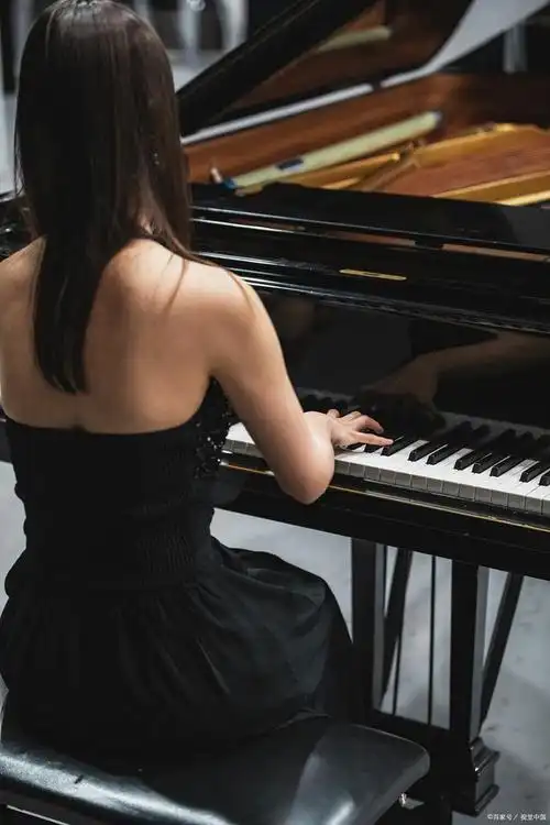 琴韵悠扬:弹钢琴的女生独特气质
