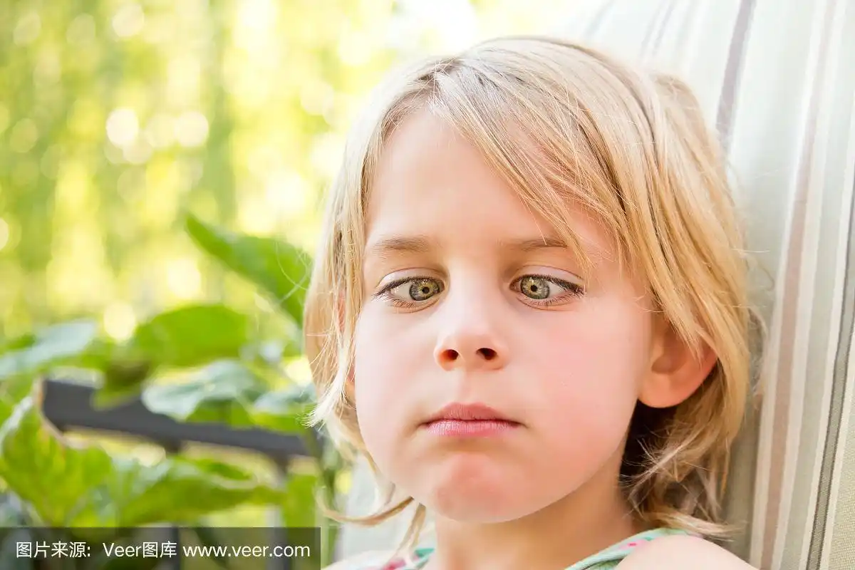 斗鸡眼的漂亮小女孩