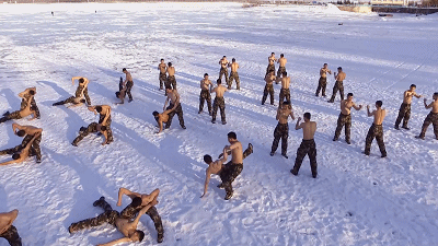 这有一场血性十足的抗寒训练 武警官兵赤膊浴雪斗严寒