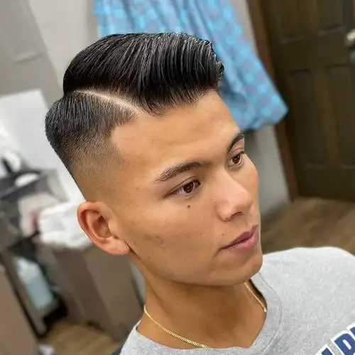 二八分油头可以说是一款极具商务范的男士发型,成熟稳重但不老气,很有