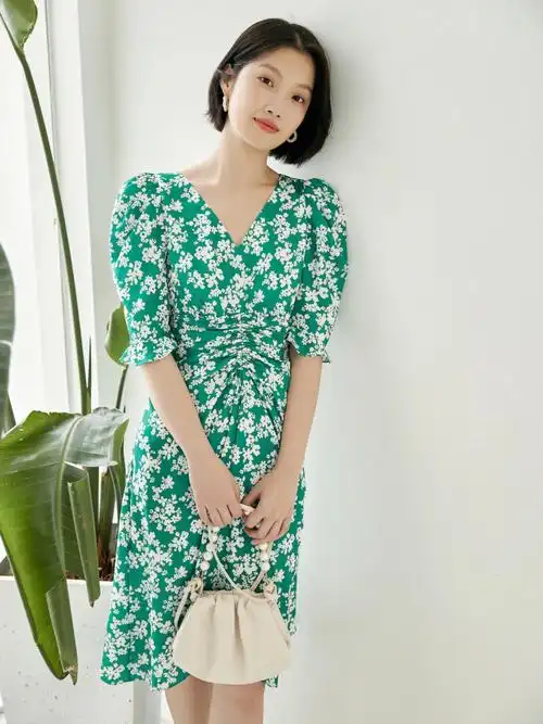 度假穿搭清新自然绿色碎花连衣裙