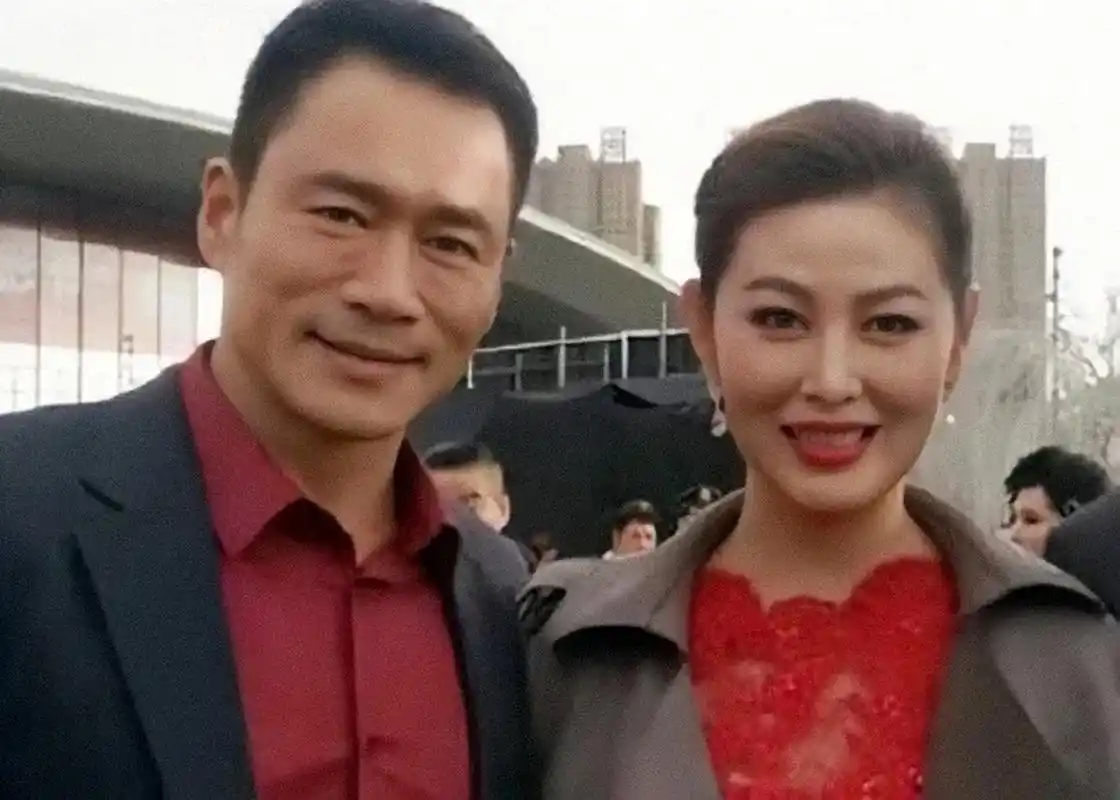 当年,丁海峰拍完《水浒传》后,回家就直接向妻子唐歌坦白:"唐歌,我很